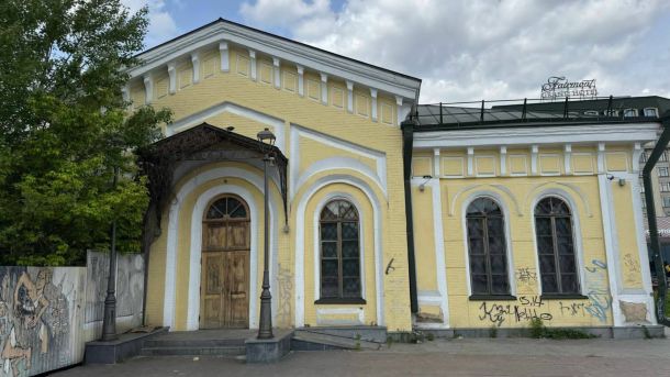 Приміщення на Подолі повернули місту: чому на це знадобилось 15 років Будівля Поштової станції на Подолі у занедбаному стані