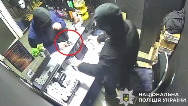 На в'їздах у Київ затори через негоду: де пробки Стопкадр із відео інсценування пограбування