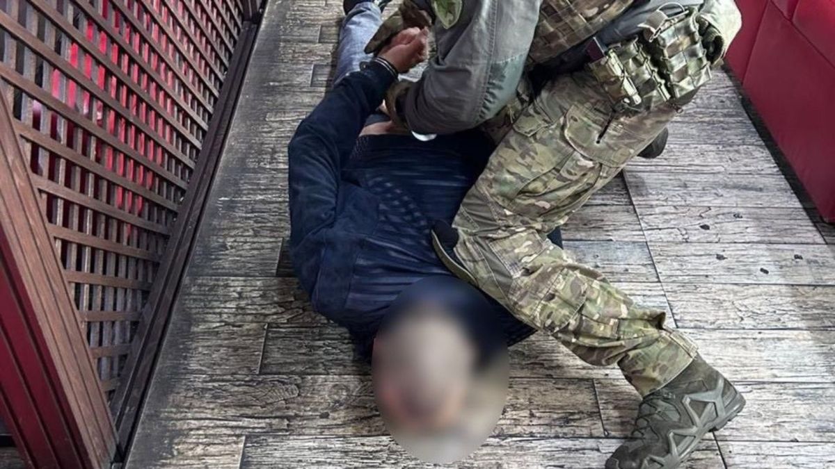 Під психологічним тиском забрав BMW знайомого і катався тижнями Силовик у тактичному камуфляжі та броніку затримує підозрюваного, що лежить долілиць, обличчя розмите
