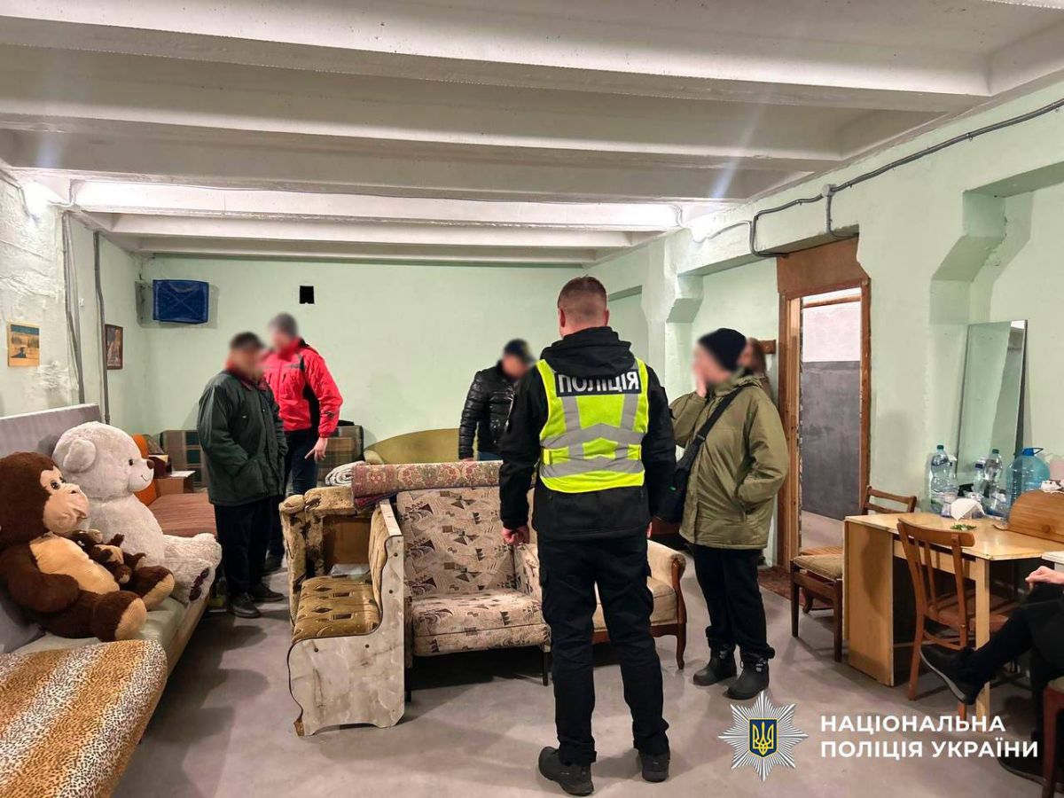 Поліція показала фото укриття, куди не пустили матір з дитиною в Києві: порушницю оштрафували Працівники поліції стоять в кімнаті в укритті Києва, там кілька диванів, столів і іграшки