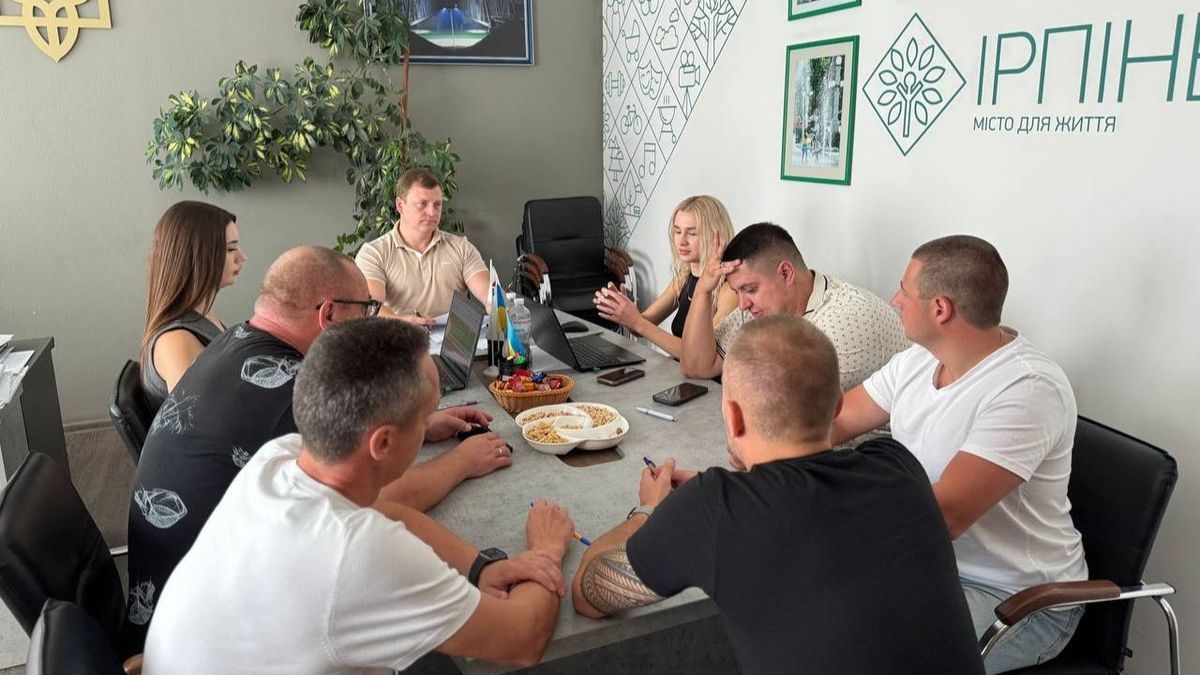 Мешканці Ірпеня отримали сертифікати та компенсації на 2,6 млрд грн Під час засідання комісії в Ірпені: група людей сидить за столом із ноутбуками та документами