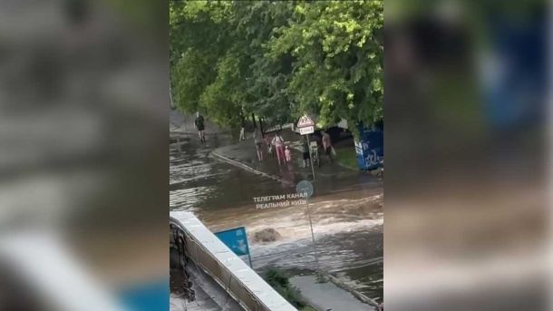 Ошукані інвестори «Київміськбуду» перекрили Хрещатик, вимагаючи добудови житла Ошукані інвестори «Київміськбуду» перекрили Хрещатик, вимагаючи добудови житла