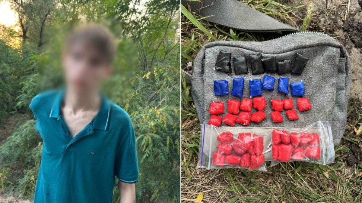 Замість уроків — «закладки»: у Києві 17-річний юнак попався з 45 пакунками психотропів Хлопець у зеленій футболці, поруч його сумка з десятками згортків у різнокольоровій упаковці