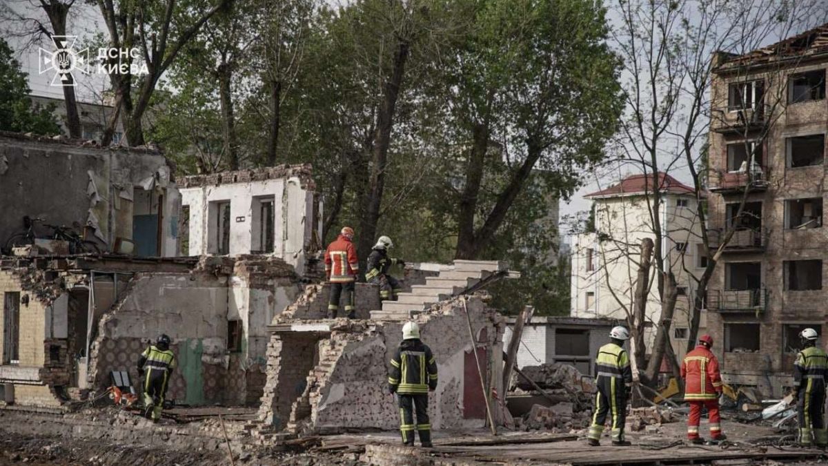 Як Київ розчищає завали після обстрілу: у Святошинському районі вже вивезли понад 2300 кубометрів сміття Як Київ розчищає завали після обстрілу: у Святошинському районі вже вивезли понад 2300 кубометрів сміття