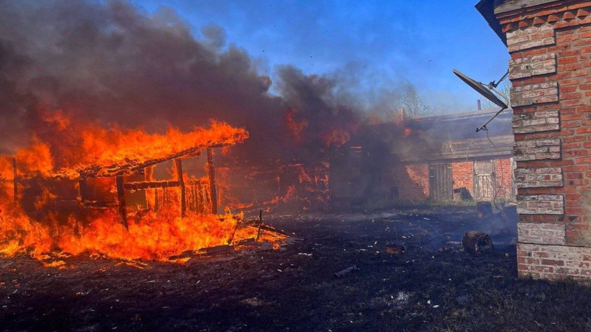 Пожежа сухостою в Романівці: вогонь знищив 2 га і перекинувся на будівлі Пожежа сухостою в Романівці: вогонь знищив 2 га і перекинувся на будівлі