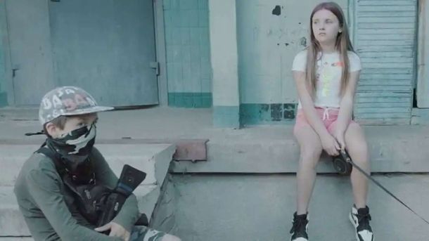 «Не мовчи, полон вбиває»: у Києві відбулася традиційна недільна акція підтримки Хлопець та дівчинка сидять біля входу в під'їзд будинку