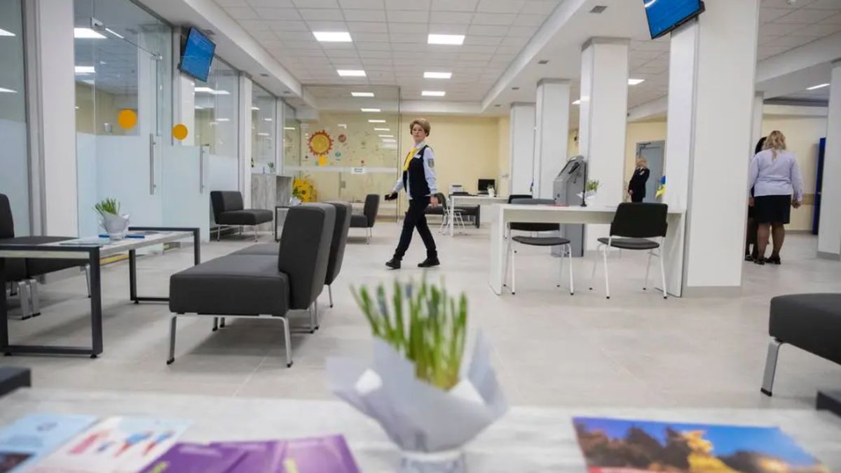 Частина ЦНАПів Києва прийматиме відвідувачів під час жовтого рівня небезпеки Відвідувачі у сучасному приміщенні Центру надання адміністративних послуг у Києві