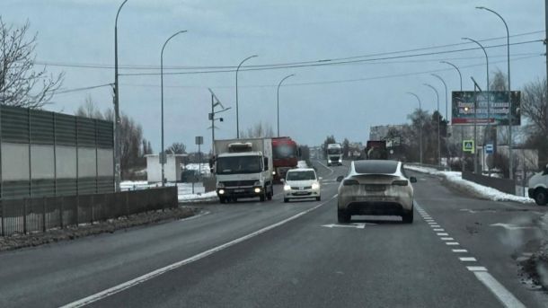 На автошляхах Київщини працюють 169 одиниць снігоприбиральної техніки та 225 працівників — повідомила КОВА Автомобілі їдуть по дорозі без снігу взимку