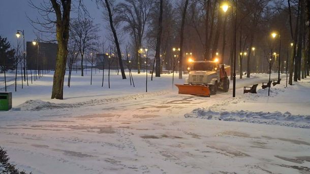 Як погода впливає на якість повітря: пояснення екологів Снігоочисна машина в парку