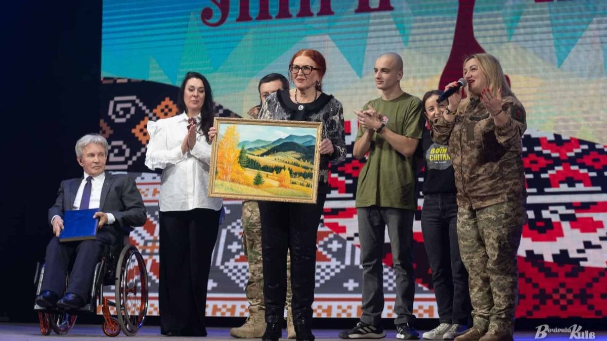 У Києві національною премією «Скарб нації» відзначать тих, хто захищає й відновлює Україну На сцені під час урочистого заходу кілька людей, серед них військовослужбовці та цивільні