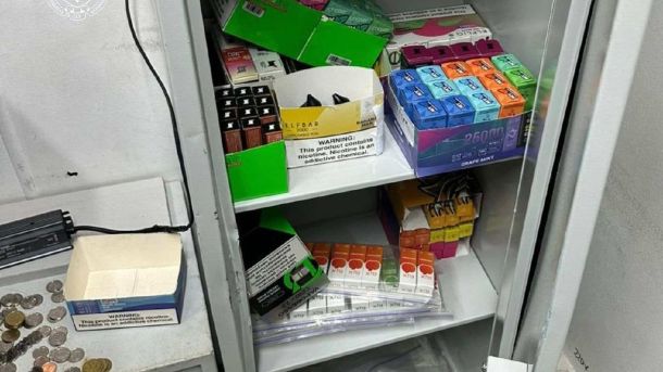 Поліція вилучила підакцизних товарів на 12 млн грн: 27 обшуків Поліція демонструє вилучені підакцизні товари — електронні сигарети та рідини на суму 12 млн грн після 27 обшуків у Києві