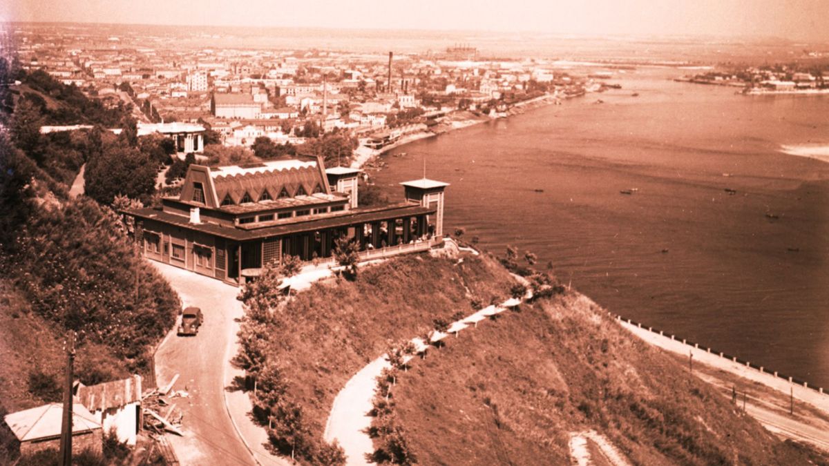 Ресторан «Рів'єра» на Парковій дорозі Києва: Зелений театр 1930-х років Історичне фото ресторану «Рів'єра» на Парковій дорозі у Києві, дерев'яна споруда 1937 року з трапецієподібним дахом
