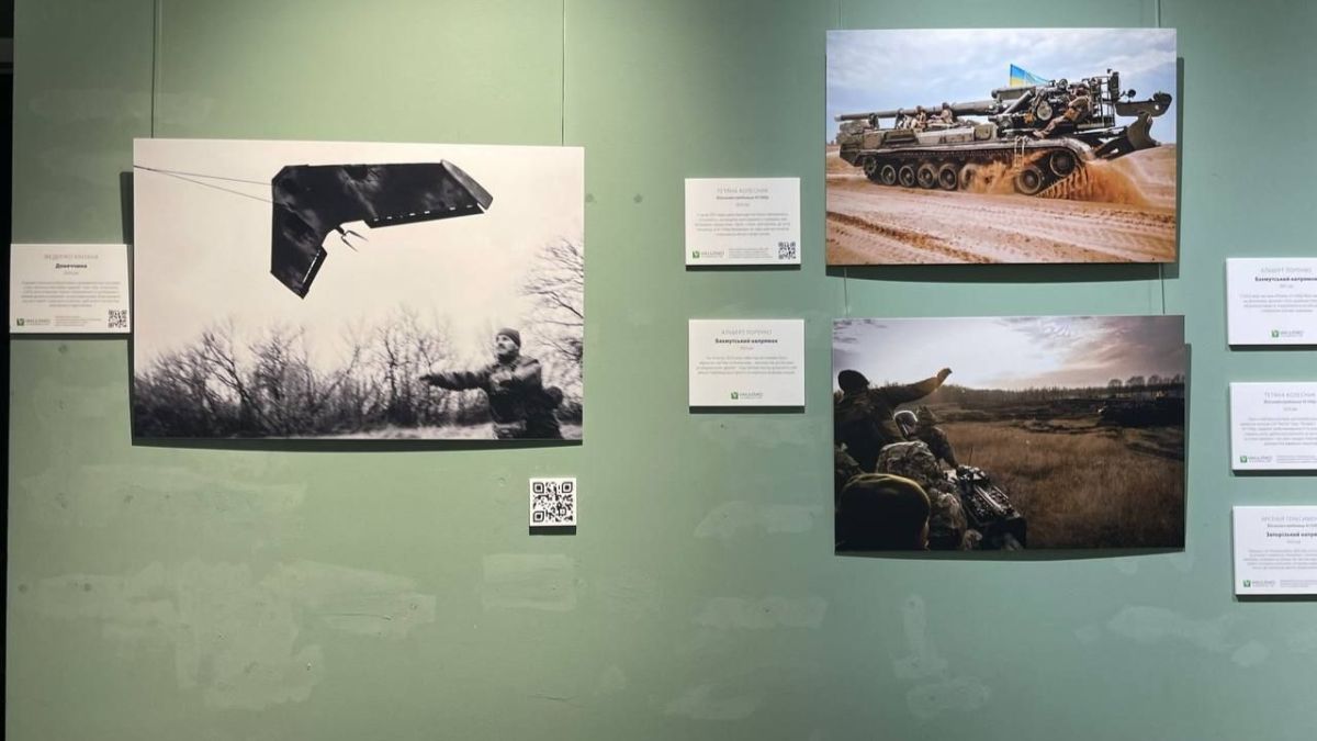 Фотохроніки війни й незламності: у Києві триває благодійна виставка на підтримку 43-ї артбригади ЗСУ Фотохроніки війни й незламності: у Києві триває благодійна виставка на підтримку 43-ї артбригади ЗСУ