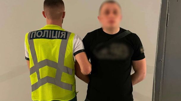 Двоє киян привласнили нерухомість самотнього чоловіка, прикинувшись працівниками ТЦК Поліцейські Києва затримали 23-річного чоловіка, який пограбував жінку біля ВДНГ на суму понад 62 тисячі гривень
