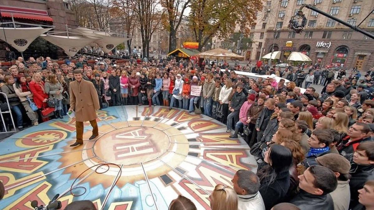 «Караоке на Майдані» повертається на ТЕТ із благодійною місією для ветеранів Шоу «Караоке на Майдані» на Хрещатику у Києві — глядачі оточують сцену просто неба