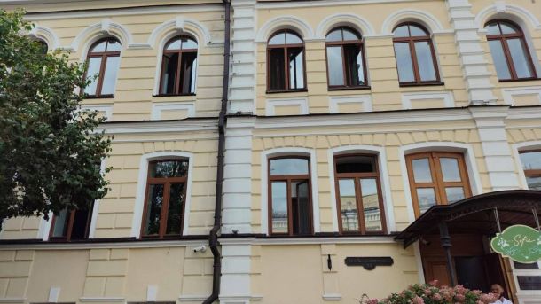 На Академмістечку з квартири врятували 381 кажана Фасад Будинку Консисторії Національного заповідника «Софія Київська» на вулиці Володимирській у Києві