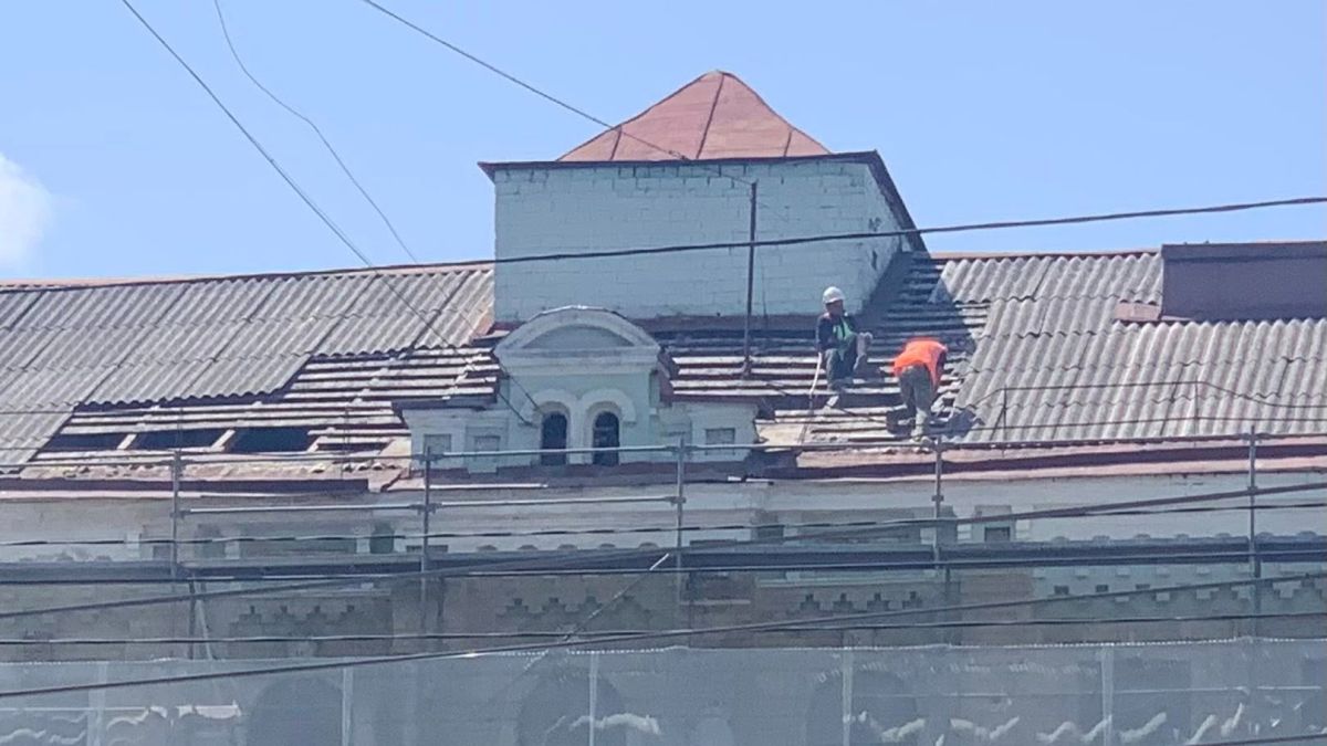 Розбирають дах і закрили сіткою: на Еспланадній знову руйнують історичний особняк? Розбирають дах і закрили сіткою: на Еспланадній знову руйнують історичний особняк?