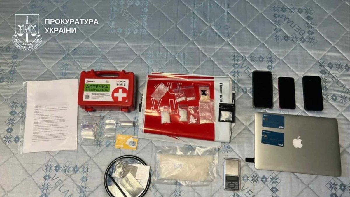 Психотропи для збуту поштою: 38-річного киянина засудили до 9 років Вилучені в 38-річного киянина пакетики з психотропними речовинами, ваги, телефони, ноутбук і поштові пакети