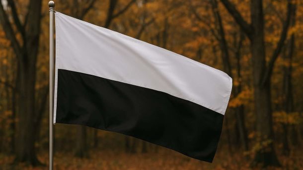 Плов за 130 грн на Щекавиці: обід біля мечеті Прапор біло-чорного кольору майорить на ьлі осіннього пейзажу