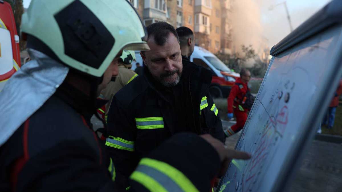 У Києві через обстріли перекрито рух на низці вулиць: працюють рятувальники У Києві через обстріли перекрито рух на низці вулиць: працюють рятувальники