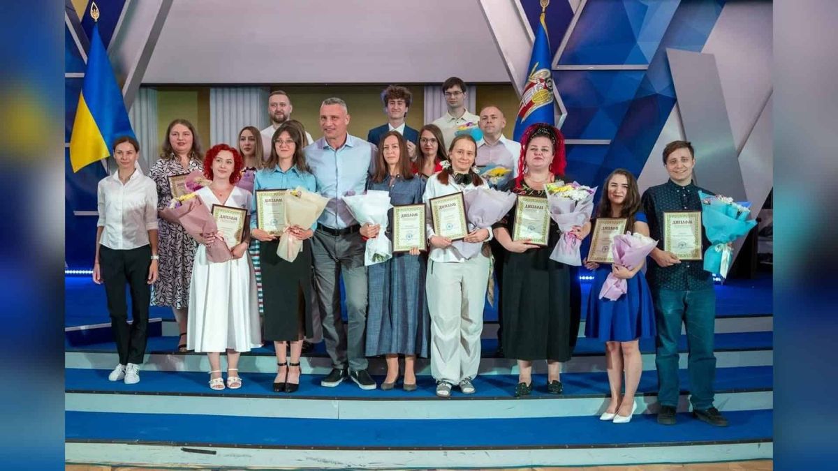 Кличко нагородив активну молодь Києва премією міського голови У День молоді Віталій Кличко вручив премії Київського міського голови молодим науковцям, митцям, волонтерам та активістам столиці. Відзнаки отримали к