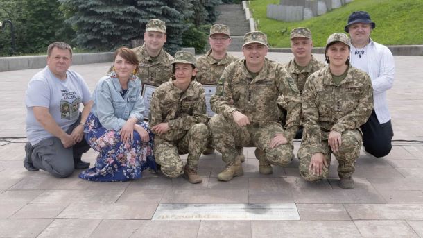 «Пасажири Києва» отримали нагороду Lun Awards 2026 за збереження транспорту під час тривог Представники Держспецзв'язку та Культурних сил біля пам'ятного знака з двійковим кодом на Алеї українського війська в Києві, відкритого 8 червня 2026 року
