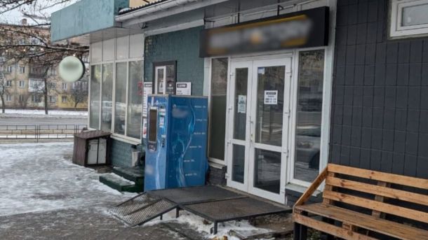 Чиновник Подільської РДА не виплатив 188 тис грн дітям-сиротам Автомат для розливу питної води, біля входу в магазин