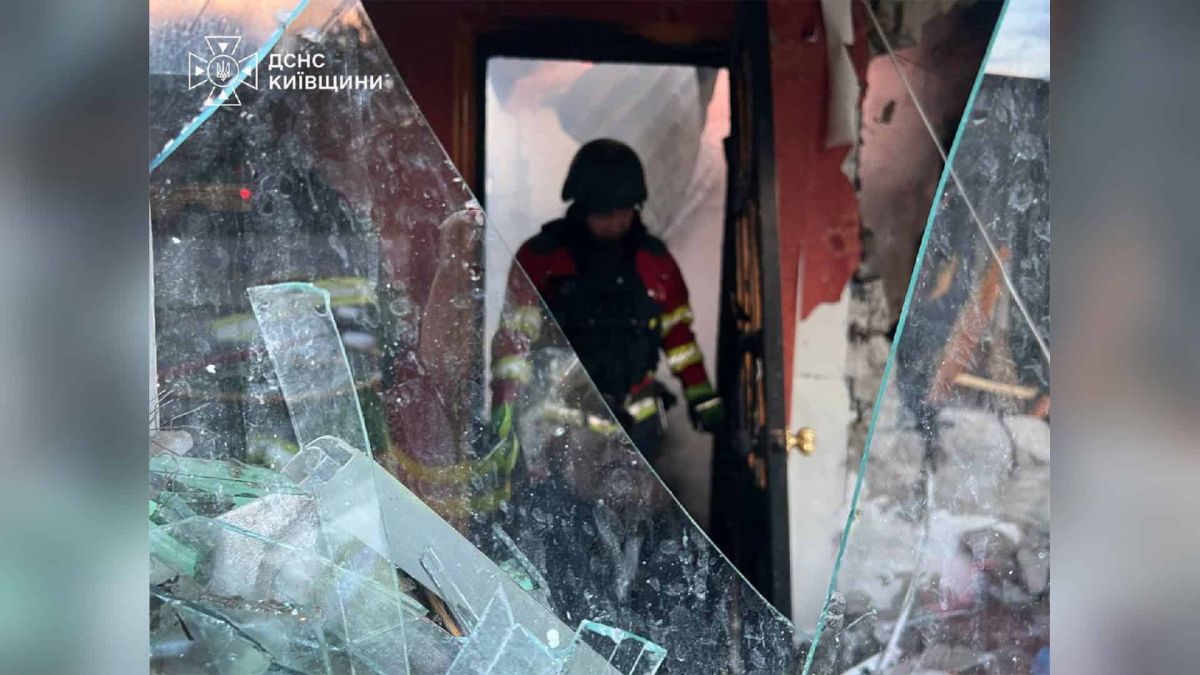 Бориспільський і Броварський: 1 загиблий, 8 постраждалих на Київщині Рятувальники ДСНС гасять пожежу після російського комбінованого удару по Київській області — 1 загиблий, 7 постраждалих