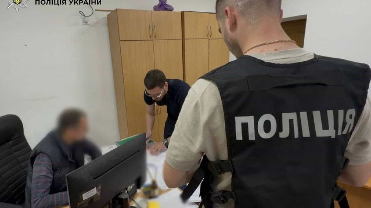 Трьом підрядникам повідомили про підозру у розтраті 940 тис. у парку Позняки Поліція Києва повідомила про підозру трьом учасникам корупційної схеми у парку Позняки: збитки бюджету — 940 тис. грн