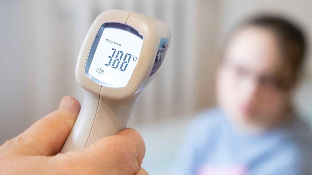 У Києві захворюваність на COVID-19 знизилася майже на 30%, але зросли госпіталізації електронний градусник показує температуру 38.8