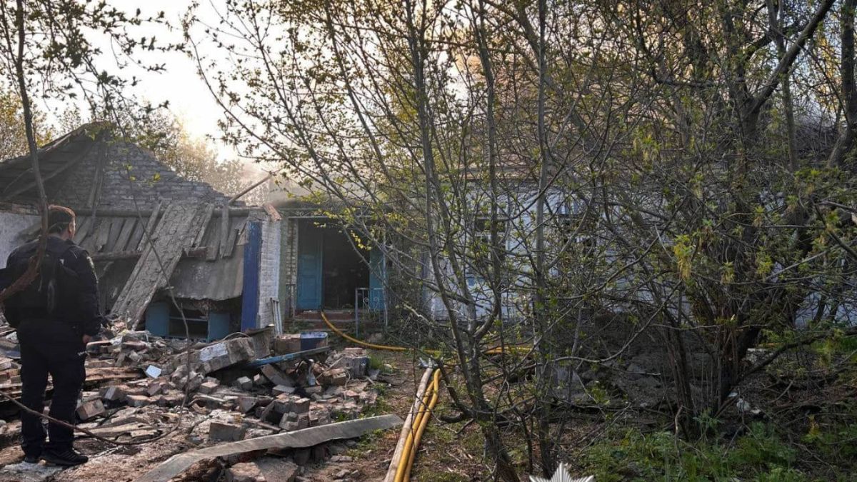 Пожежа у Фастівському районі: загинув 67-річний власник будинку Рятувальники ДСНС гасять пожежу в приватному будинку у селі Плесецьке Фастівського району Київщини