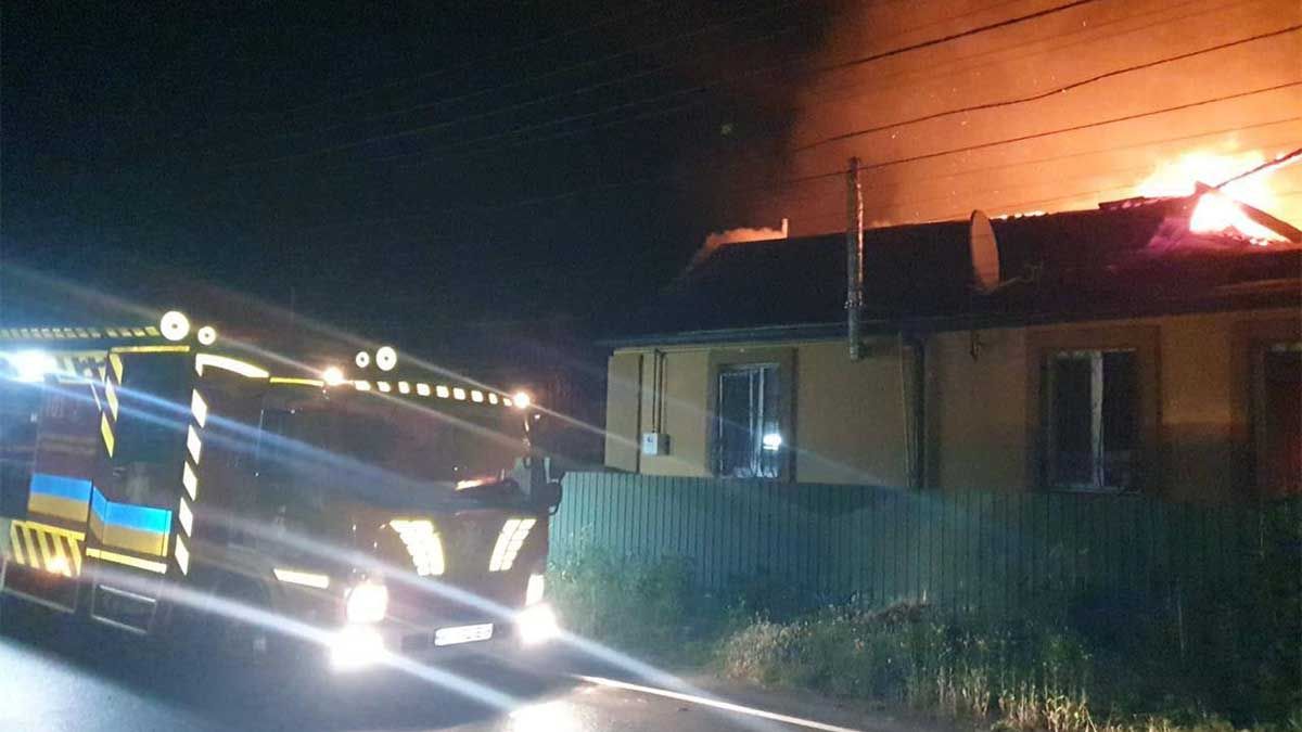 Масована атака дронами на Київщину — зруйновані будинки, є загибла і поранені Масована атака дронами на Київщину — зруйновані будинки, є загибла і поранені