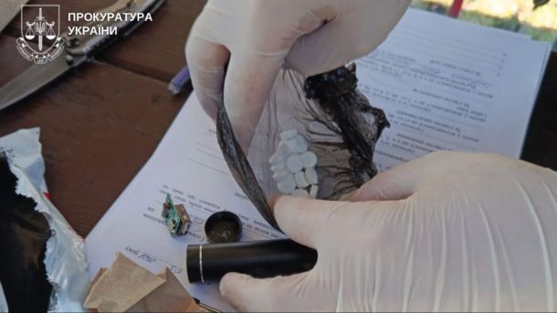 Насильство на Лисогірській: затримали 35-річного мешканця Теремків Правоохоронці демонструють вилучені наркотики замасковані в продуктах та побутовій техніці