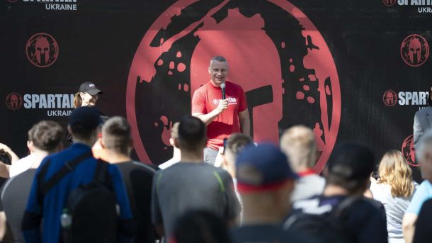 Розбій на Подолі: 40-річний зловмисник пішов під суд за напад на обмін валют Мер Києва Віталій Кличко виступає з мікрофоном на відкритті змагань Spartan Kyiv 2026 на Трухановому острові на тлі банера Spartan Ukraine