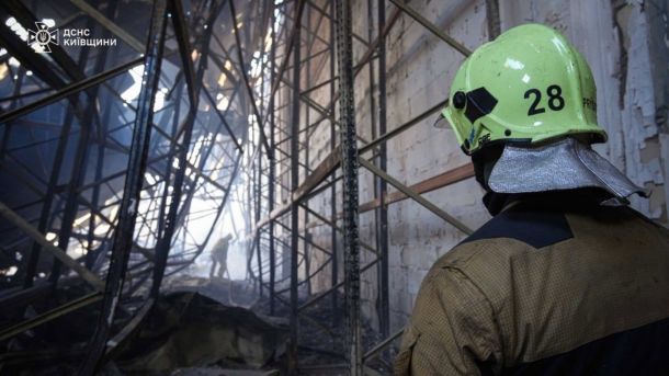 МВС закликає киян підготувати запаси води та їжі через загрозу нових обстрілів Пожежники у понищеному вогнем великому складському приміщення