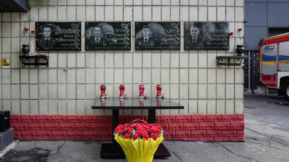 Рік після загибелі: у Солом'янському відкрили дошки трьом вогнеборцям ДСНС Меморіальні дошки Данила Скадіна, Павла Єзгора та Андрія Ременного на фасаді пожежного підрозділу в Солом'янському районі Києва з квітами та свічками