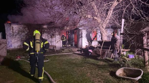 Пожежа в Хотянівці: після удару блискавки обвалилася мобільна вишка Пожежа в Ожегівці на Білоцерківщині: загинуло подружжя