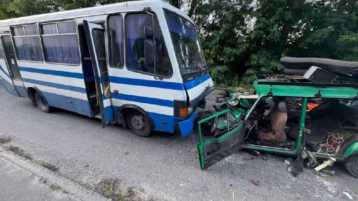 У Броварах загинула 2-річна дитина: ВАЗ виїхав на зустрічну і врізався в автобус Місце ДТП у Броварах на вулиці Привокзальна: ВАЗ зіткнувся з автобусом, загинула 2-річна дівчинка, дев'ятеро постраждалих