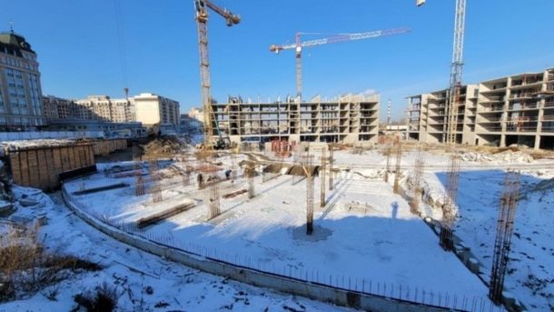 На Київщині прогнозують заморозки до -3°: оголошено жовтий рівень небезпеки Будівельний майданчик узимку: на снігу видно основу майбутньої споруди з арматурними стовпами