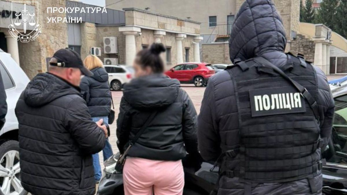 Схема на $18 000: у Києві затримали жінку за обіцянку зняти військового з обліку Працівники поліції проводять слідчі дії за участю жінки, підозрюваної у шахрайстві