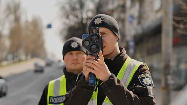 Урядовий квартал без світла: до Верховної Ради привезли воду, а до Кабміну — біотуалети Поліцейський тримає радар для вимірювання швидкості автомобілів