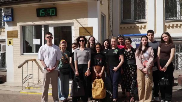 Начальницю управління освіти РДА Києва підозрюють у неподанні декларації Учасники ГО «Захистимо Протасів Яр» біля Господарського суду міста Києва після засідання у справі про повернення 16 га Протасового Яру