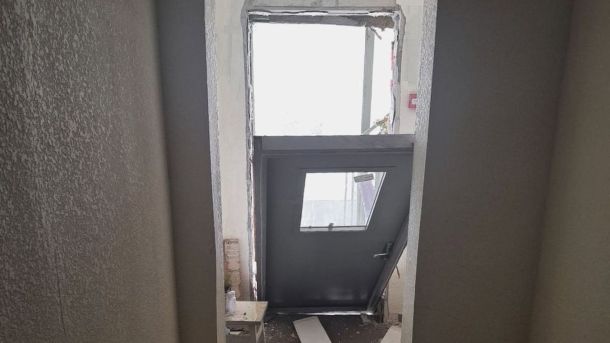 Київ отримав від Польщі 130 генераторів для підтримки критичних об'єктів Вибиті вибухом двері