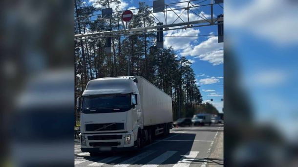 ДТП на Оболоні: п'яний водій Porsche травмував 4 людей, двоє — підлітки Вантажівка Volvo після ДТП на перехресті вулиці Газопровідної та Кільцевої дороги у Києві, поліцейські конуси на проїжджій частині
