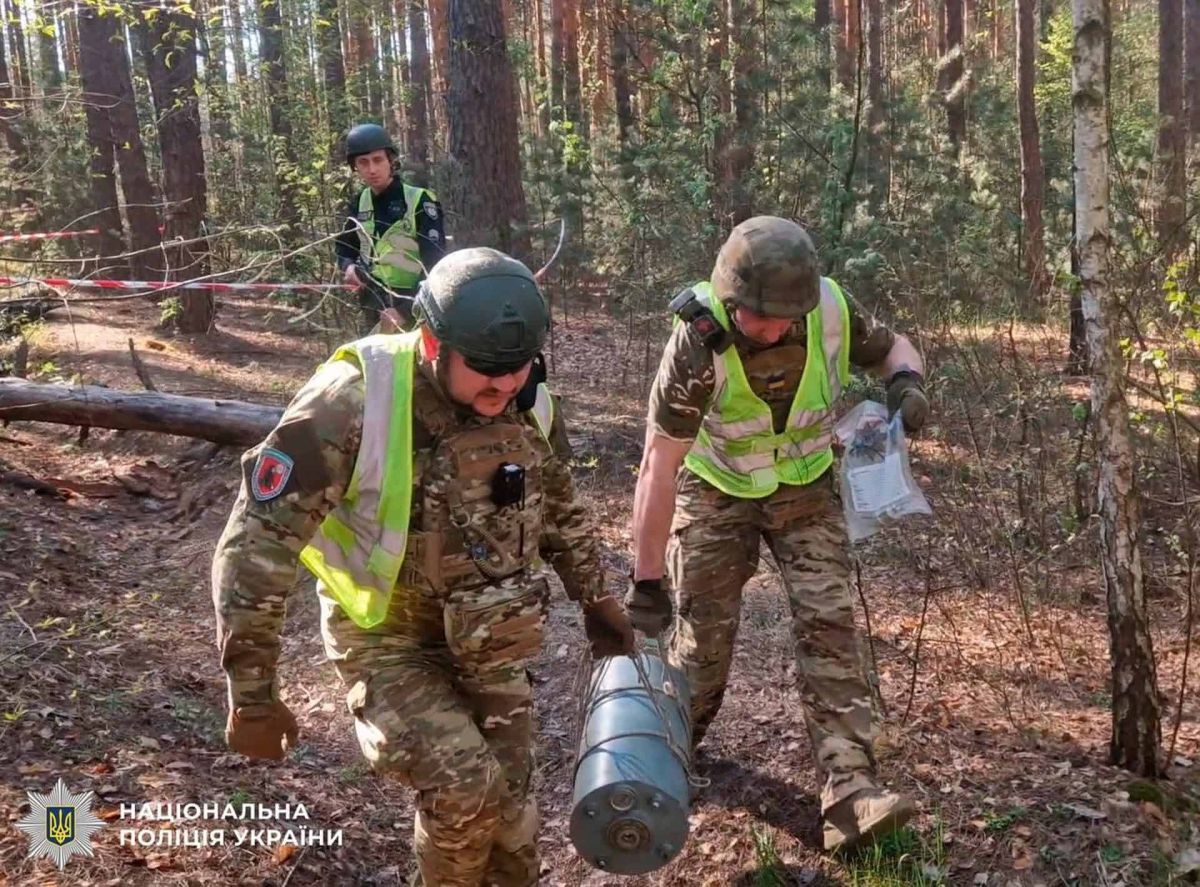 У лісосмузі Деснянського району знайшли бойову частину «Герані-2» Вибухотехніки поліції у захисних жилетах і шоломах виносять бойову частину дрона Герань-2 з лісосмуги Деснянського району Києва