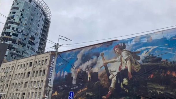 Печерськ: патрульні врятували життя жінці — супроводили до лікарні з увімкненими маячками Частина зруйнованої будівлі заводу Артем закрили полотном з малюнком