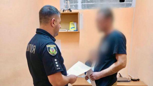На Київщині штрафуватимуть водіїв за порушення правил використання номерних знаків Поліцейський у відділку вручає документи чоловікові