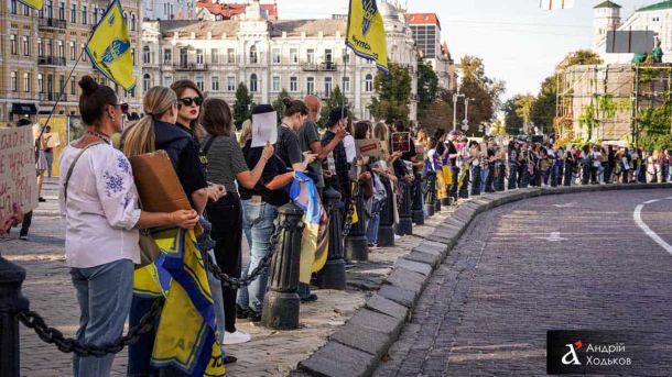 «Ціна твого сьогодні — їхнє пекло»: у Києві відбулася акція підтримки полонених люди с плакатами та прапорами