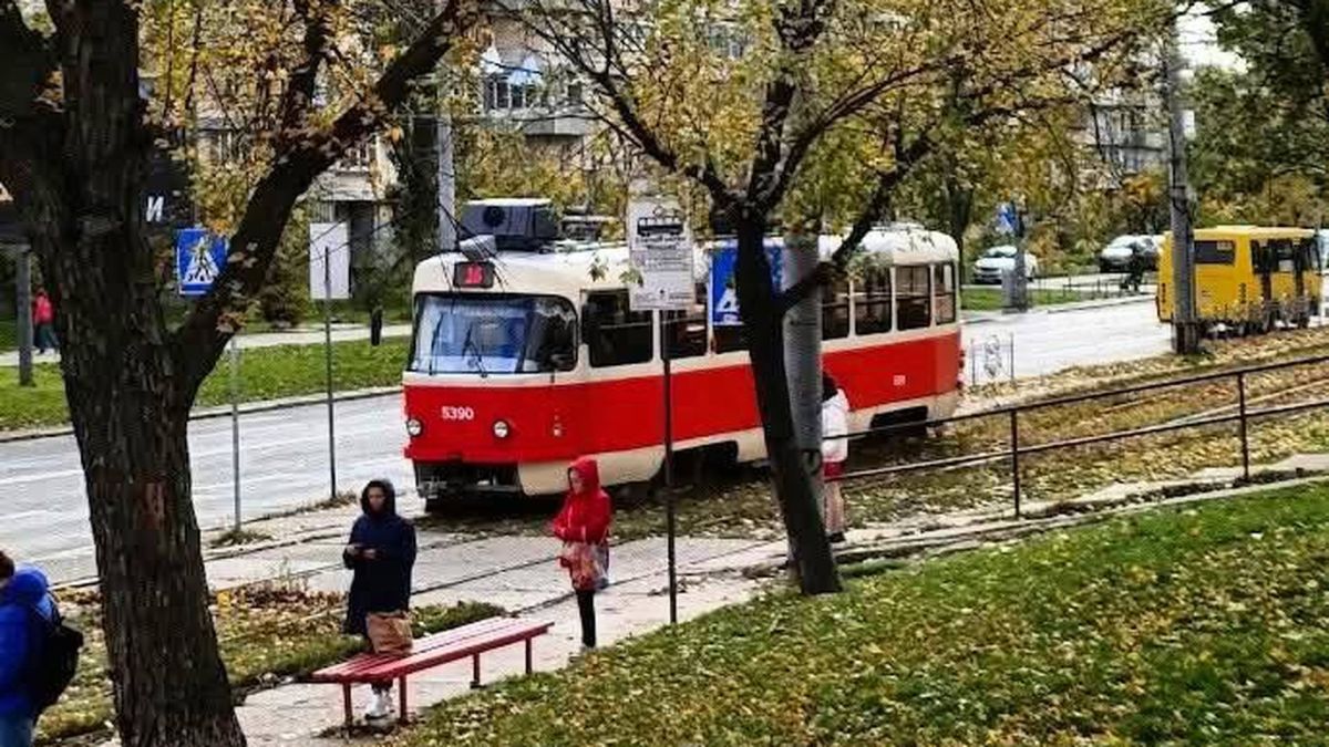 У Києві трамваї № 11, 12, 16, 19 курсуватимуть інакше: схеми руху Червоний трамвай їде Києвом восени