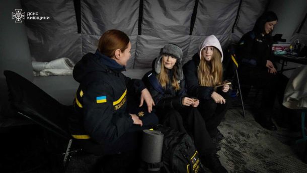 У Києві створюють Простір Світличних Психолог ДСНС спілкується з двома дівчатами-підлітками в пункті незламності